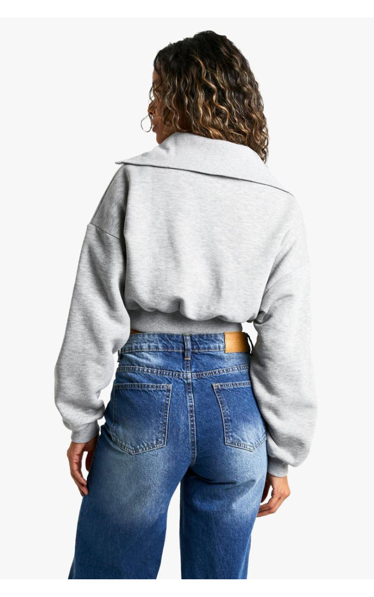 УКОРОЧЕНИЙ СВІТШОТ З НАДВИЖЕНИМ КОМІРОМ НА ПОЛОВИНУ БЛАНКІВКИ