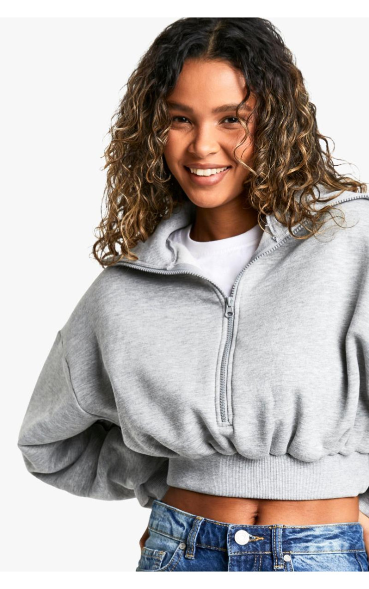 УКОРОЧЕНИЙ СВІТШОТ З НАДВИЖЕНИМ КОМІРОМ НА ПОЛОВИНУ БЛАНКІВКИ