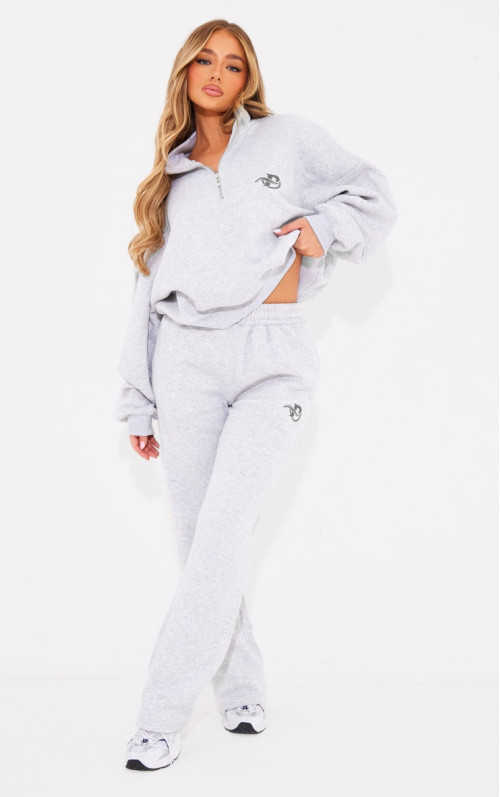 Широкі джоггери PRETTYLITTLETHING з вишитим попелясто-сірим логотипом