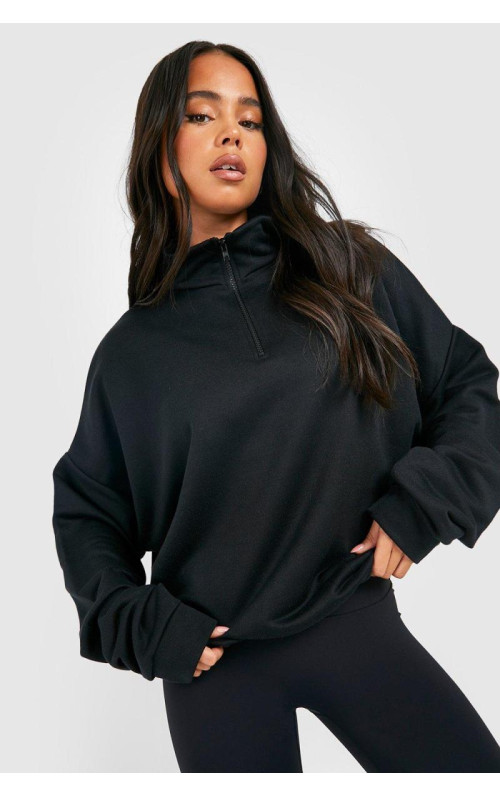 Чорний маленький светр на півзастібці