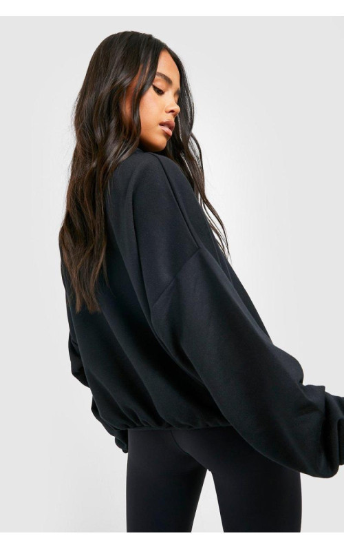 Чорний маленький светр на півзастібці