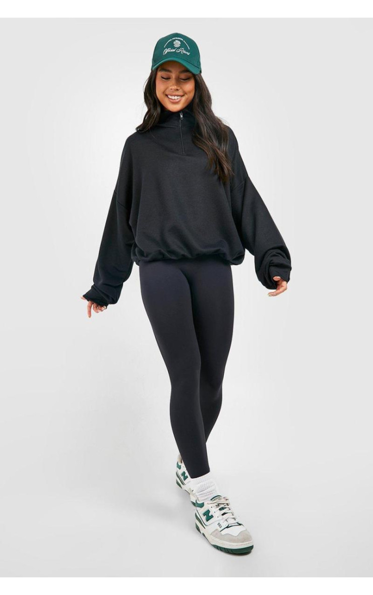 Чорний маленький светр на півзастібці