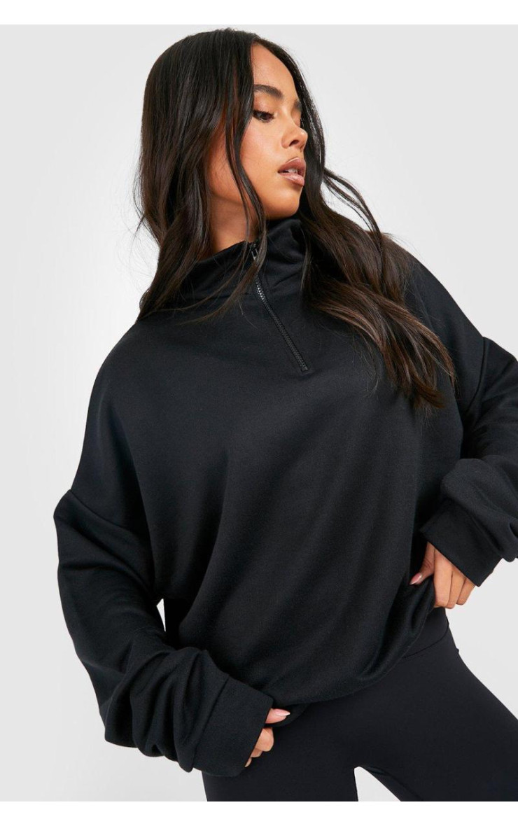 Чорний маленький светр на півзастібці