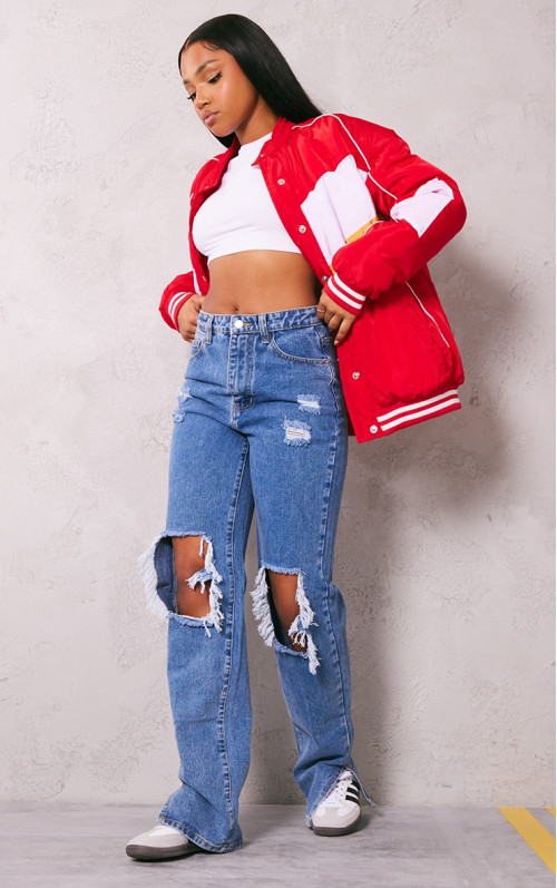 Випрані сині рвані джинси з розрізом до коліна