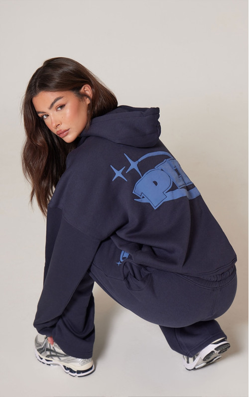 Темно-синій великий худі з принтом PRETTYLITTLETHING