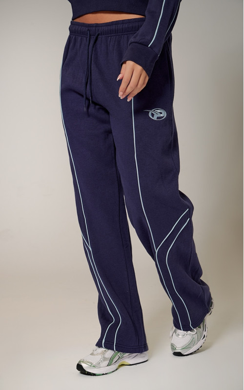 Прямі штанини PRETTYLITTLETHING з контрастною вишивкою темно-синього кольору