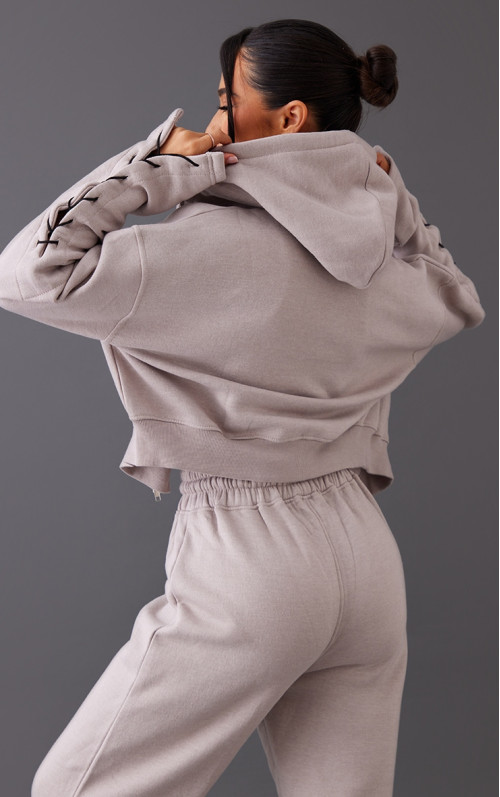 Маленький попел сірий обрізаний блискавки вгору