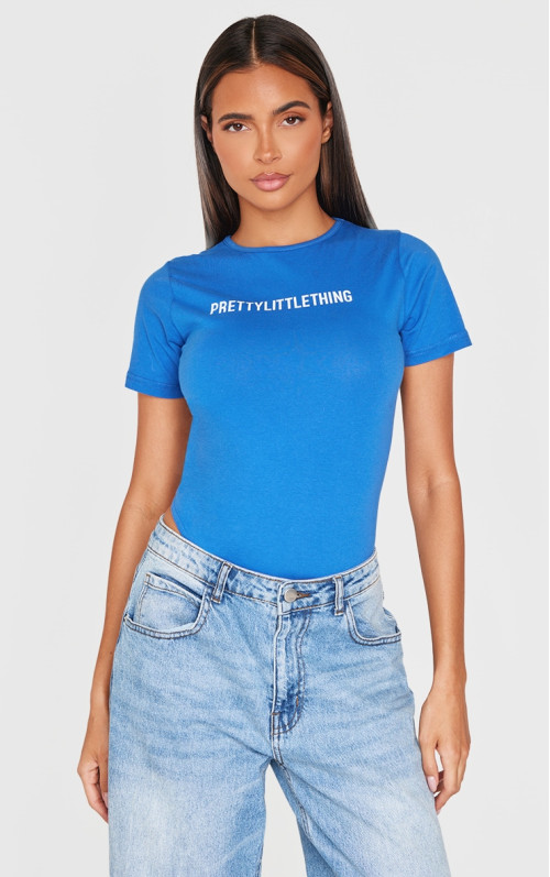 Боді PRETTYLITTLETHING із синім логотипом і короткими рукавами