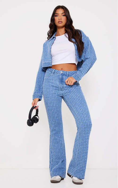 Світло-блакитні джинси-кльош у потерту смужку