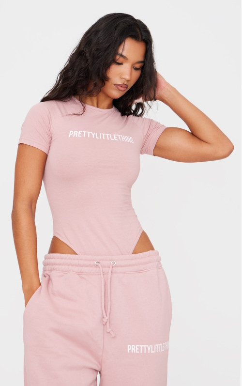 Світло-рожевий боді з короткими рукавами PRETTYLITTLETHING