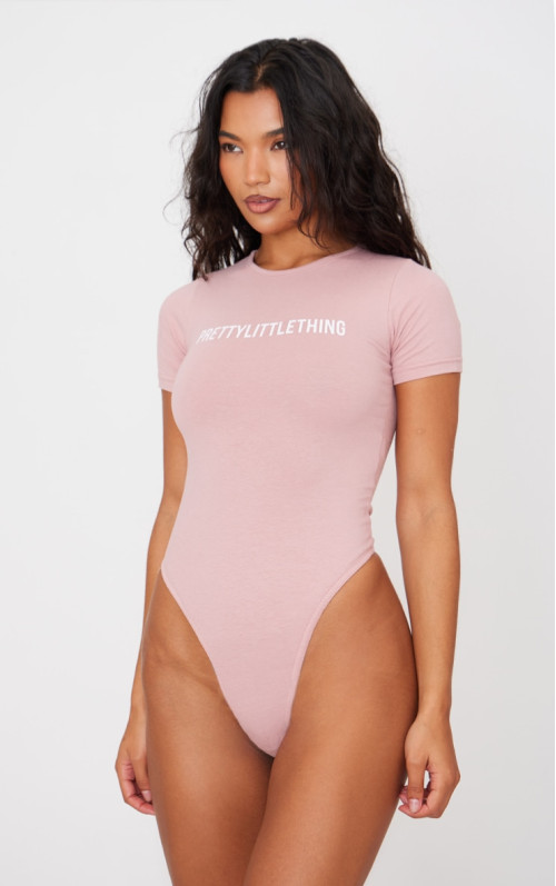 Світло-рожевий боді з короткими рукавами PRETTYLITTLETHING