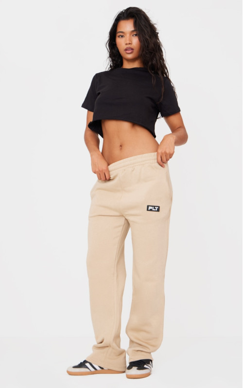 PRETTYLITTLETHING Брюки для бігу з прямими штанинами з пісочним значком
