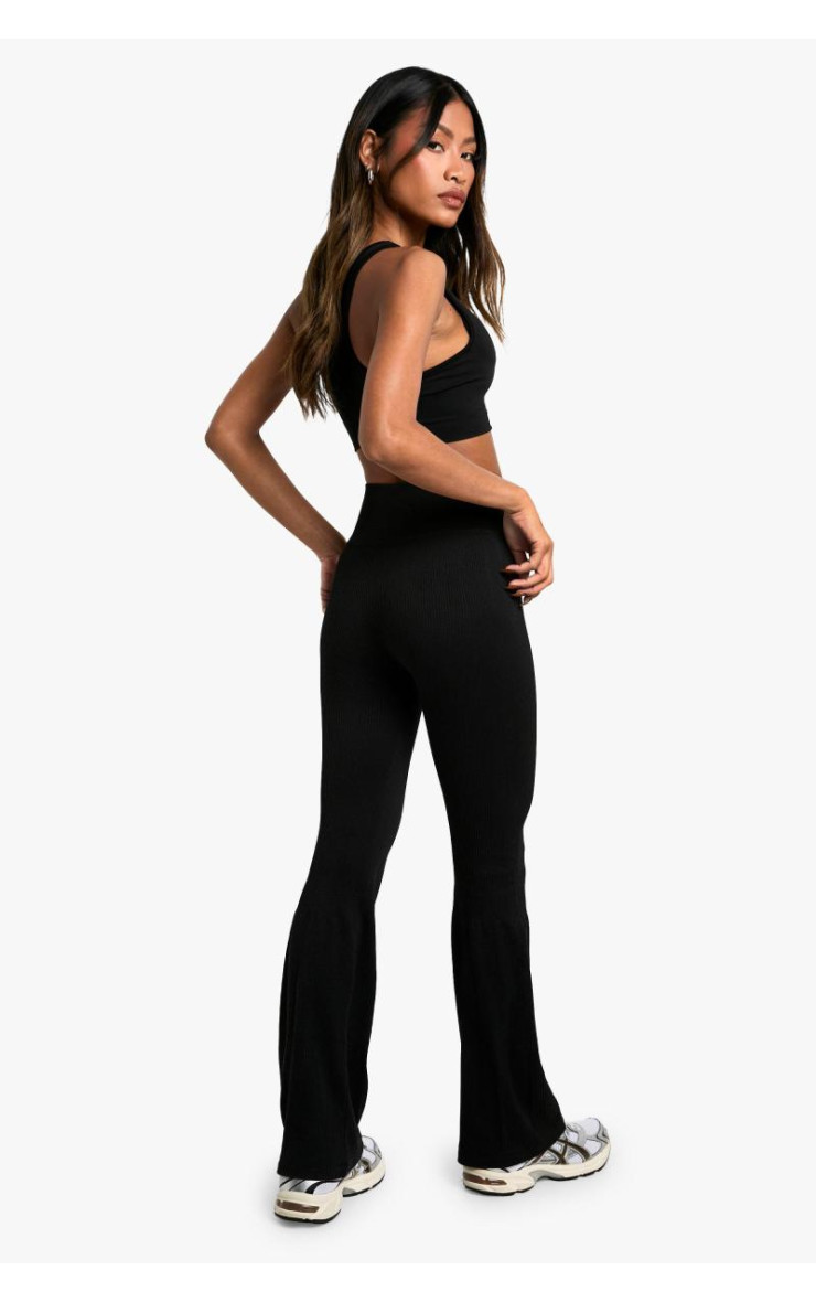 Розкльошені безшовні легінси в рубчик